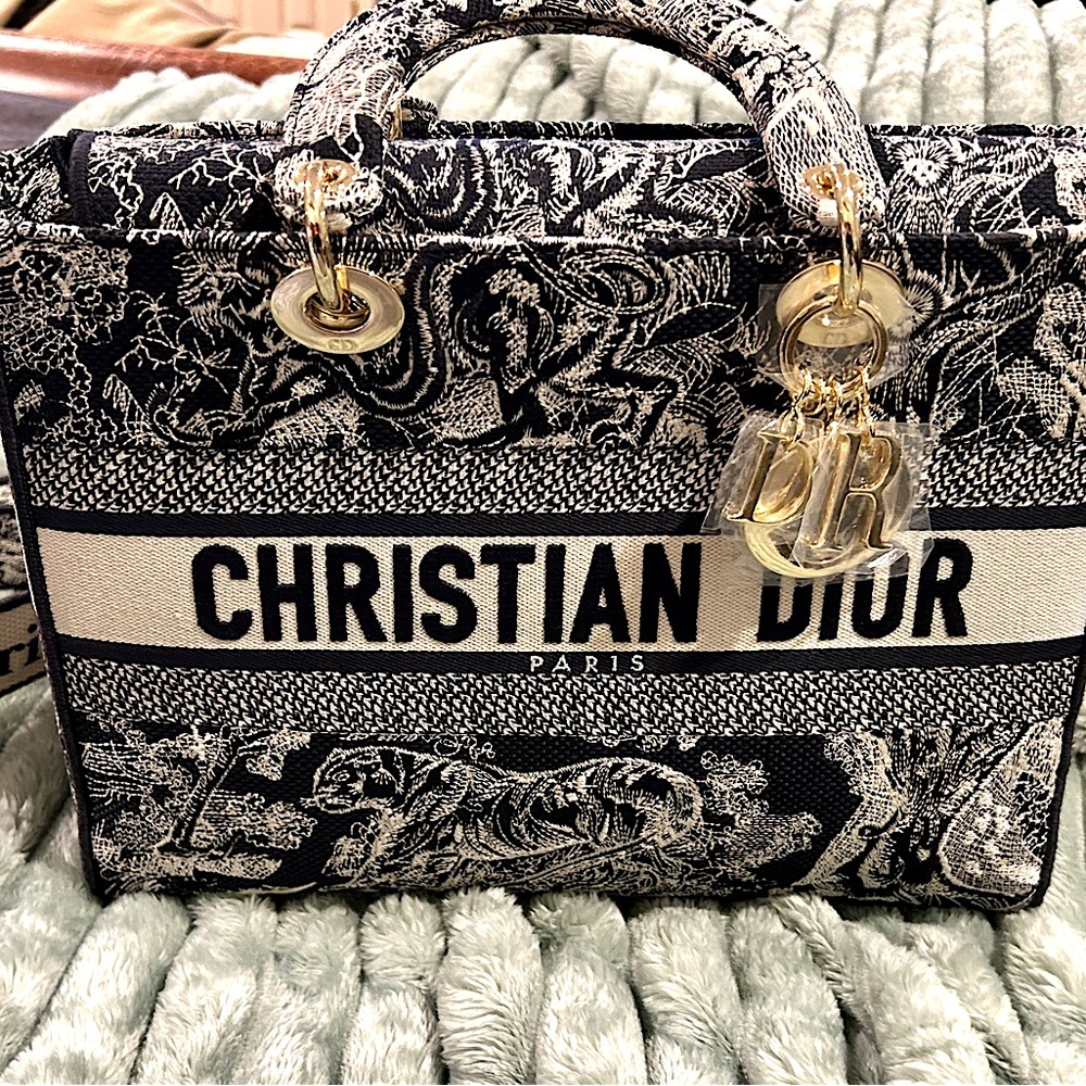 Medium Lady D-Lite Bag. AUTHENTIC CHRISTIAN DIOR  Dust Bag & Tags BRAND NEW BAG